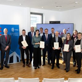 Die Projektpartner im RePoSe-Projekt bei der Übergabe des Förderbescheids