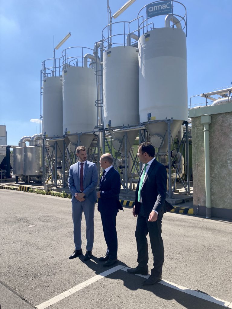 from left to right: Managing Director Tim Böltken (INERATEC), Chancellor Olaf Scholz, Managing Director (Infraserv Höchst) Joachim Kreysing in front of the biogas supply station at the "Industriepark Höchst".