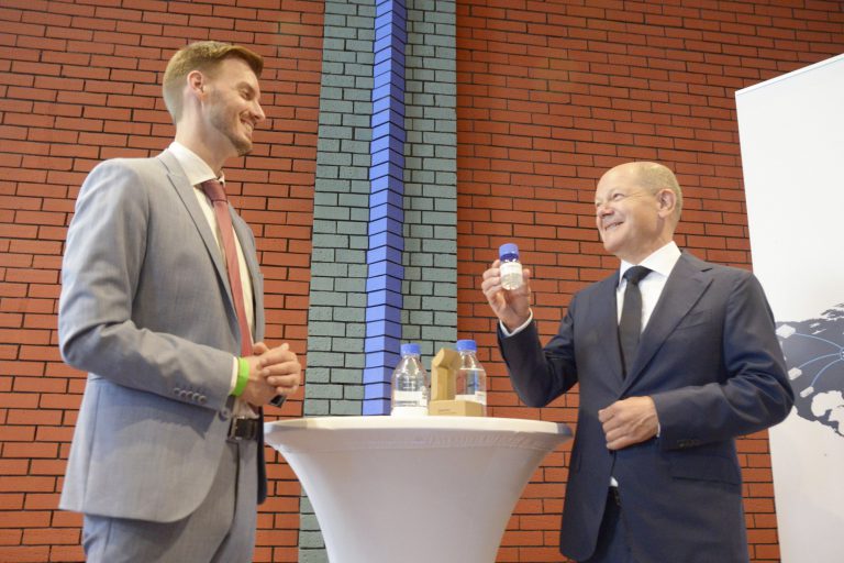 Chancellor Olaf Scholz and Managing Director Tim Böltken discussing the samples of sustainable e-Fuel.