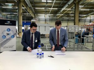 Alexandre Ziegler and Tim Böltken signing the Memorandum of understanding between Safran and INERATEC.