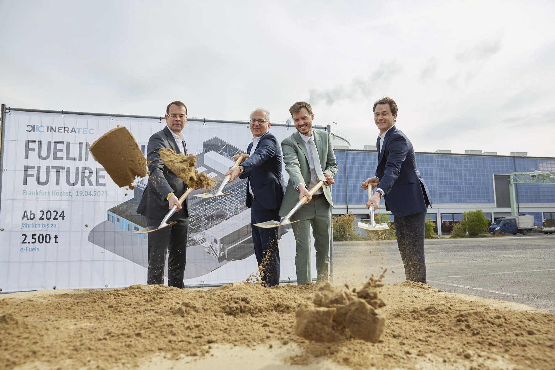 Joachim Kreysing, Tarek Al-Wazir, Tim Böltken und Caspar Schuchmann beim Spatenstich 2