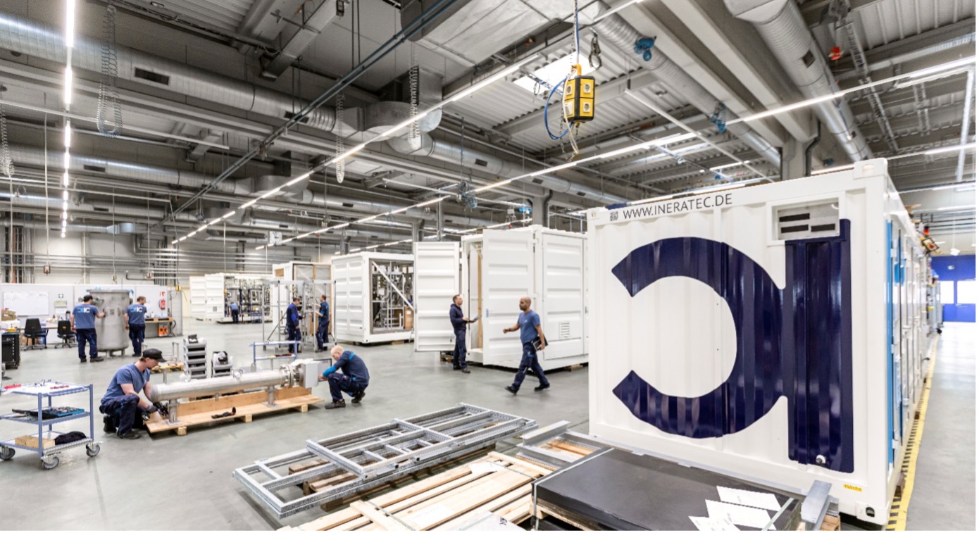 Am Produktionsstandort in Karlsruhe: Fertigung der Module für die Pionieranlage © INERATEC