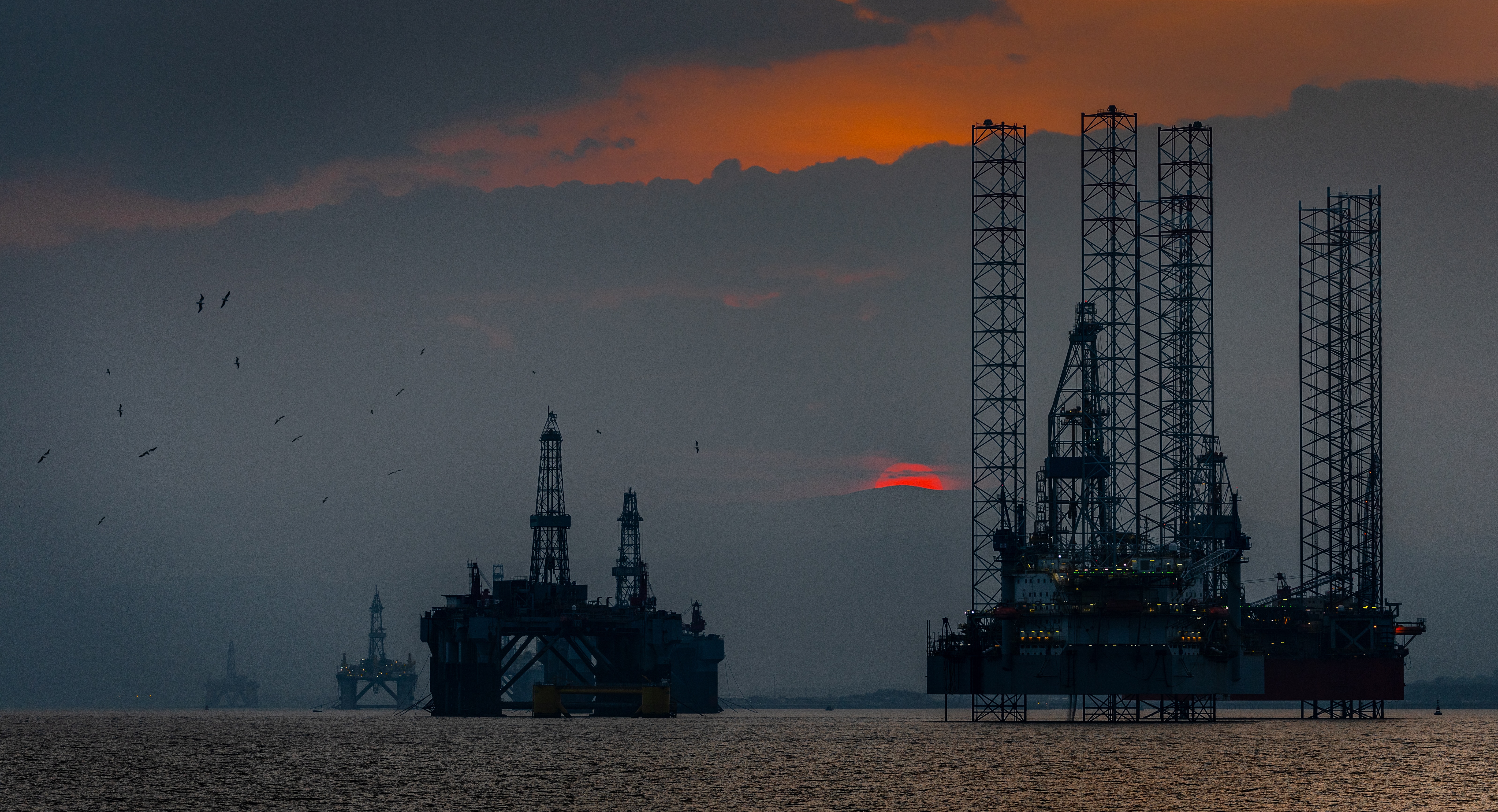 Öhlbohrplattformen im Abendrot