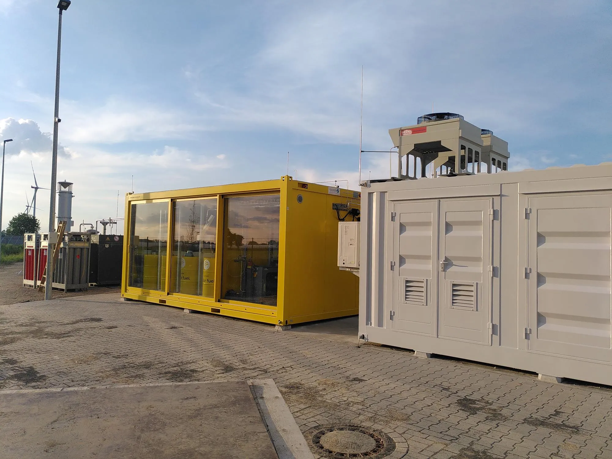 Die INERATEC-Syntheseeinheit zur Kraftstoffproduktion an der Anlage DAWN von Synhelion (rechts im Bild).