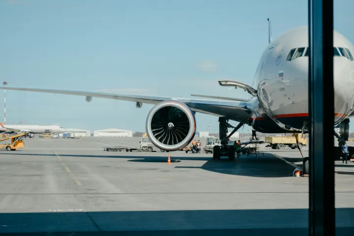 Flugzeug auf Rollfeld 