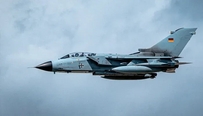 Fighter jet während des Flugs in wolkigem Himmel