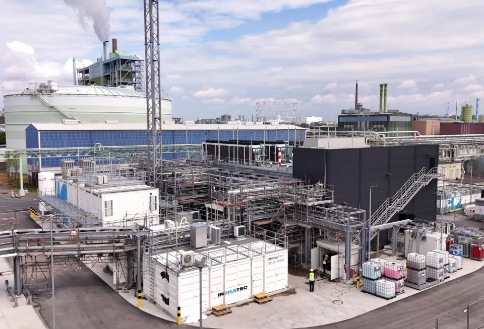 INERATEC produziert erstes e-Fuel an Pionieranlage in Frankfurt